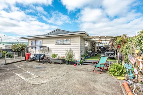 Photo of property in 102 Hinau Street, Castlecliff, Whanganui, 4501