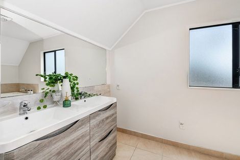 Photo of property in 1/1 Tern Place, Unsworth Heights, Auckland, 0632