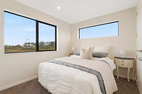 Photo of property in 136 Vintry Drive, Kumeu, 0810