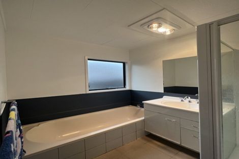 Photo of property in 40 Santiago Crescent, Unsworth Heights, Auckland, 0632