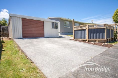 Photo of property in 2 Hartford Crescent, Totara Park, Upper Hutt, 5018