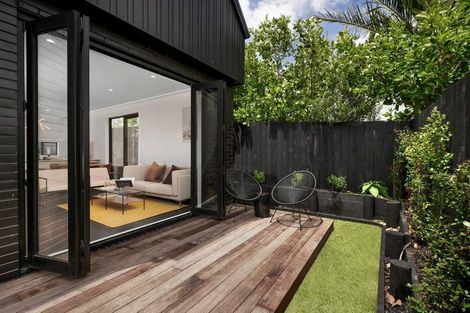 Photo of property in 15 Humariri Street, Point Chevalier, Auckland, 1022
