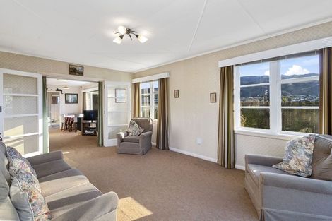 Photo of property in 2 Ongley Crescent, Tawa, Wellington, 5028