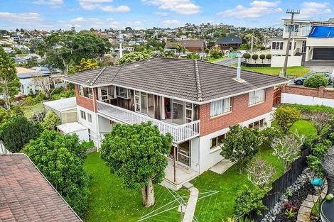 Photo of property in 26 Masterton Road, Rothesay Bay, Auckland, 0630