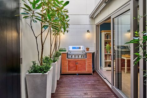 Photo of property in Patent 326 Apartments, 404s/326 Evans Bay Parade, Hataitai, Wellington, 6021