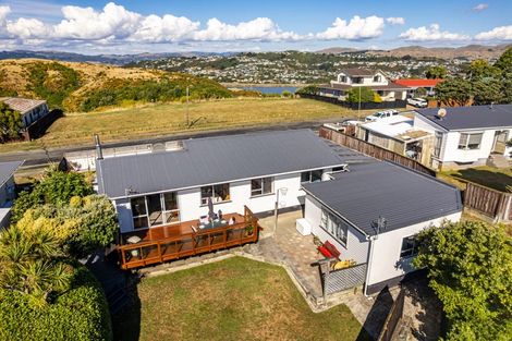 Photo of property in 131 Gloaming Hill, Titahi Bay, Porirua, 5022