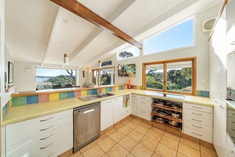 Photo of property in 92 Paekakariki Hill Road, Pauatahanui, Porirua, 5381