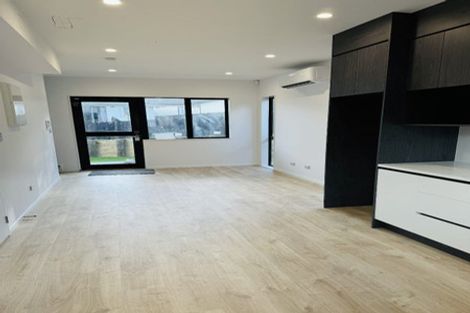 Photo of property in 5/16 Buisson Glade, West Harbour, Auckland, 0618