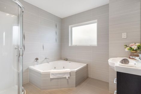 Photo of property in 68a Hutchinsons Road, Bucklands Beach, Auckland, 2014