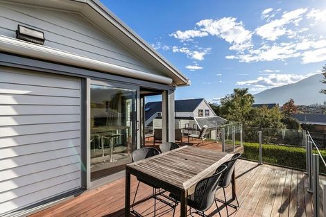 Photo of property in 23 Cedar Drive, Kelvin Heights, Queenstown, 9300