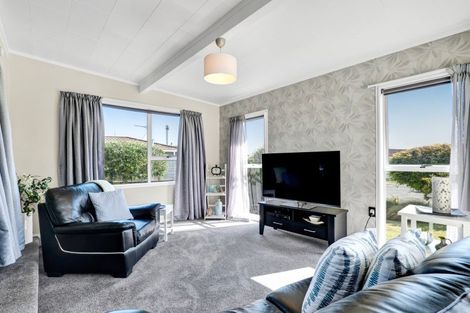 Photo of property in 15 Leon Place, Waitara, 4320