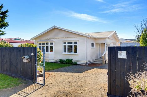 Photo of property in 6 Adrian Grove, Waikanae Beach, Waikanae, 5036