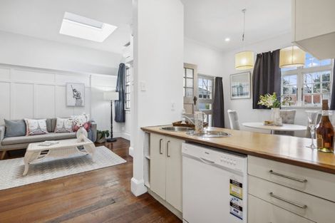 Photo of property in 5 Grass Street, Oriental Bay, Wellington, 6011