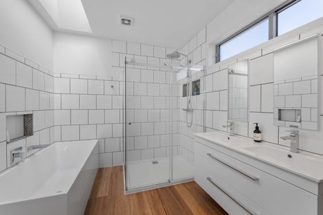 Photo of property in 11 Bell Bird Rise, Picton, 7220