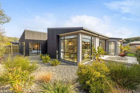 Photo of property in 15 Kaiwaru Place, Waikanae, 5036