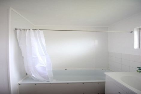 Photo of property in 2/587 Glenfield Road, Totara Vale, Auckland, 0629