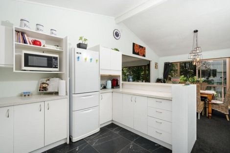 Photo of property in 42 Opanuku Road, Henderson Valley, Auckland, 0612