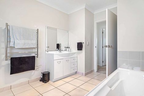 Photo of property in 15 Cabeleigh Drive, Helensville, 0800