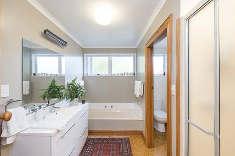 Photo of property in 38 Titirangi Drive, Fitzherbert, Palmerston North, 4471