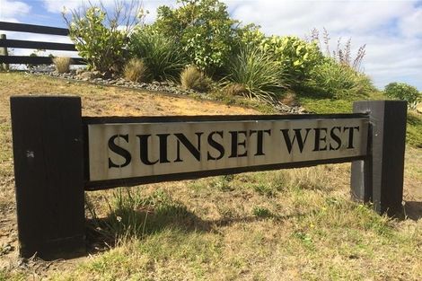 Photo of property in 4 Pipi Place, Baylys Beach, Dargaville, 0377