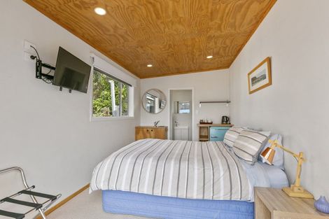 Photo of property in 106 Breaker Bay Road, Breaker Bay, Wellington, 6022