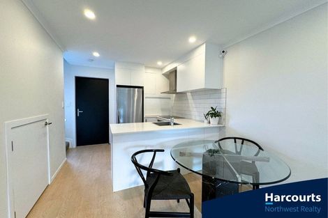 Photo of property in 8 Wharara Lane, Massey, Auckland, 0614