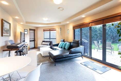 Photo of property in 33 Ruapehu Drive, Fitzherbert, Palmerston North, 4410