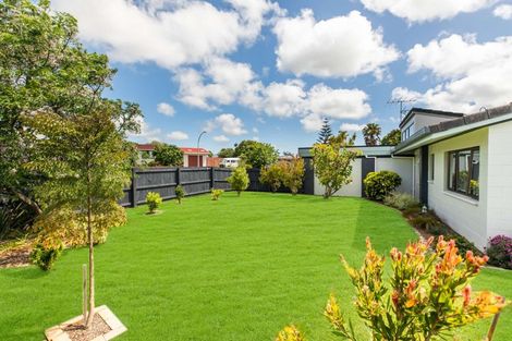 Photo of property in 120 Racecourse Road, Waiuku, 2123