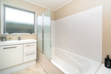 Photo of property in 2 Suzanne Grove, Kelvin Grove, Palmerston North, 4414