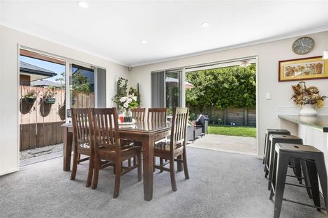 Photo of property in 64 Farnborough Drive, Grandview Heights, Hamilton, 3200