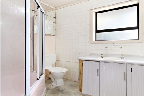 Photo of property in 19 Humphrey Kemp Avenue, Henderson, Auckland, 0612