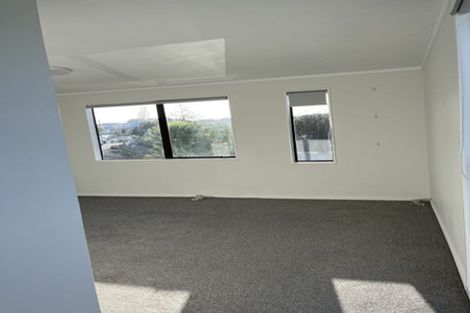 Photo of property in 2/523 Glenfield Road, Glenfield, Auckland, 0629