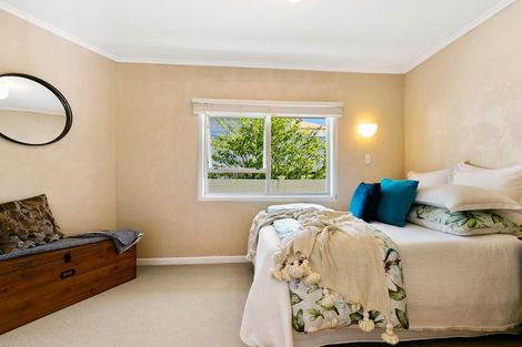 Photo of property in 33 Covil Avenue, Te Atatu South, Auckland, 0610