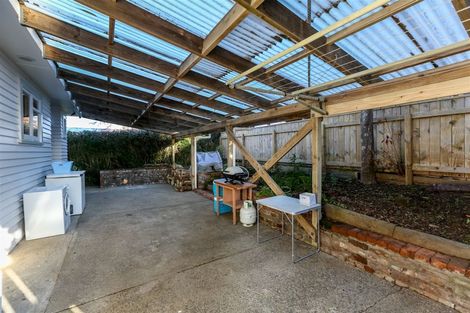 Photo of property in 33 Omata Road, Marfell, New Plymouth, 4310