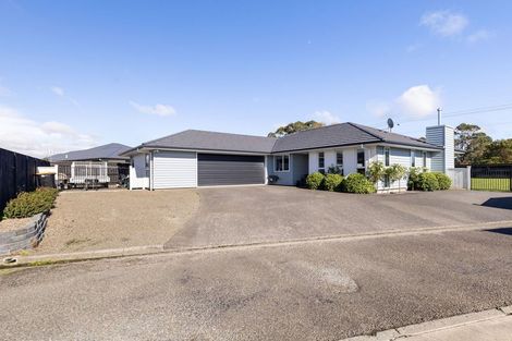 Photo of property in 111 Johnstone Drive, Fitzherbert, Palmerston North, 4410