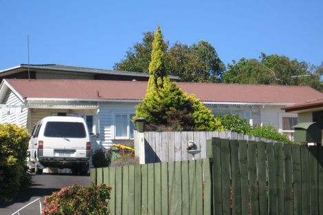 Photo of property in 2/575 Beach Road, Murrays Bay, Auckland, 0630