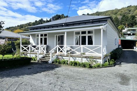 Photo of property in 108 Waikawa Road, Picton, 7220