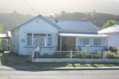 Photo of property in 35 York Street, Picton, 7220