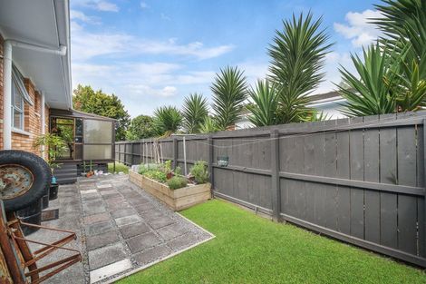 Photo of property in 2/15 Poinsettia Place, Henderson, Auckland, 0610