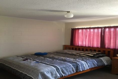 Photo of property in 2/495 Glenfield Road, Glenfield, Auckland, 0629