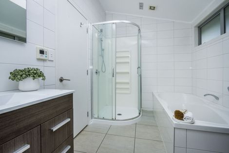 Photo of property in 14 Havenwood Place, Birkenhead, Auckland, 0626