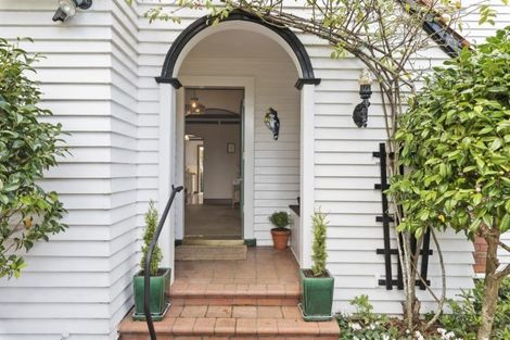 Photo of property in 195 Queen Street, Northcote Point, Auckland, 0627