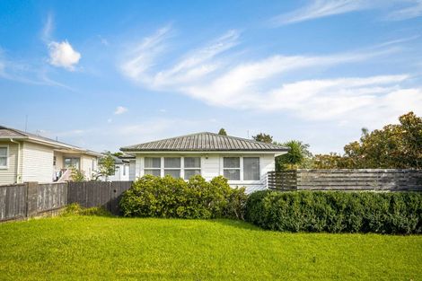 Photo of property in 14 Thomas Avenue, Te Atatu Peninsula, Auckland, 0610