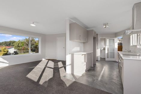 Photo of property in 10 Totaravale Drive, Totara Vale, Auckland, 0629