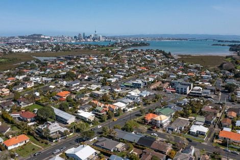 Photo of property in 3/50 Old Lake Road, Narrow Neck, Auckland, 0624