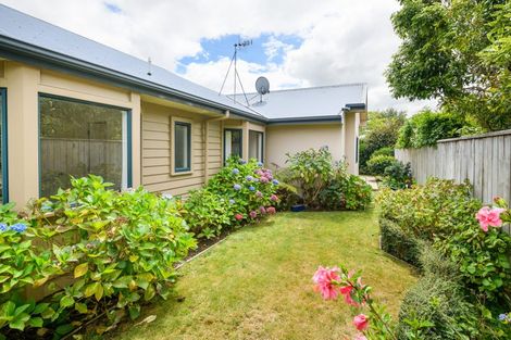 Photo of property in 16 Cloake Way, Palmerston North, 4414