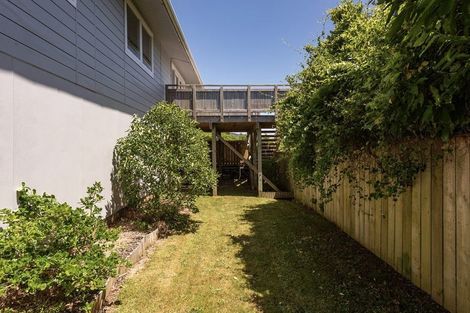 Photo of property in 15 Dunmail Way, Newlands, Wellington, 6037