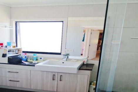 Photo of property in 11 Meadowood Drive, Unsworth Heights, Auckland, 0632