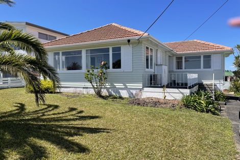Photo of property in 1325 Whangaparaoa Road, Army Bay, Whangaparaoa, 0930