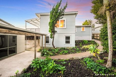 Photo of property in 129 Sunnyside Road, Sunnyvale, Auckland, 0612